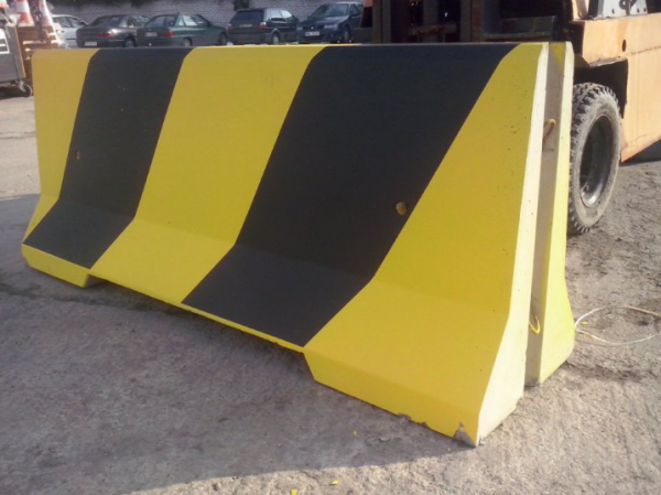 concrete-traffic-barrier-yellow-black-1